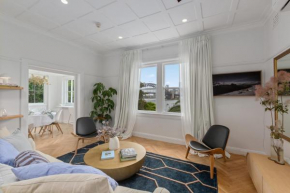 Luxe Lavender Bay - An Iconic Couple's Nest, Sydney